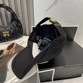 LV Louis Vuitton бейсболка, популярная модель в магазинах. Внутре