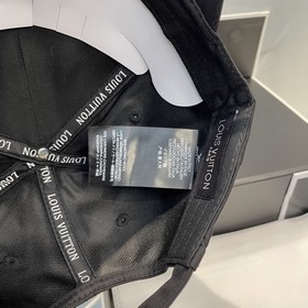 LV Louis Vuitton бейсболка, популярная модель в магазинах. Внутре