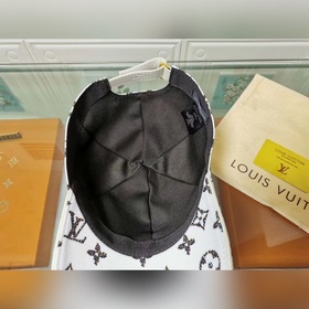 Новейшая модель на официальном сайте LV, изготовлена из кожи верх