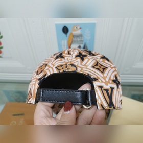 Новая модель на официальном сайте Lv, изготовлена по оригинальном