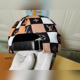 Новейшая модель на официальном сайте LV, изготовлена из высококач