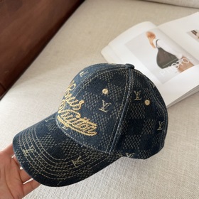 LV Louis Vuitton оригинальная вышитая бейсболка. Легкая и дышащая