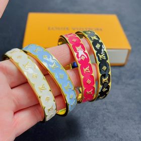 Браслет с цветным логотипом LV, инкрустированный гравировкой. С м
