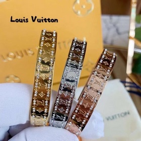 LV нейтральный браслет с гравировкой букв и бриллиантами по бокам