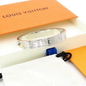 LV нейтральный браслет с гравировкой букв и бриллиантами по бокам