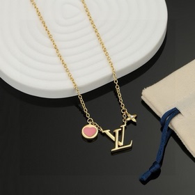 Ожерелье Louis Vuitton с буквами LV, выполненное в традициях маст