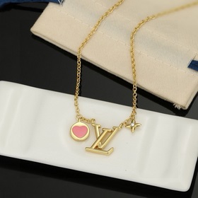 Ожерелье Louis Vuitton с буквами «LV» в форме сердца. Создано с п