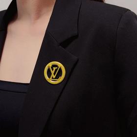 Louis Vuitton Луи Виттен представляет новую модель золотой броши