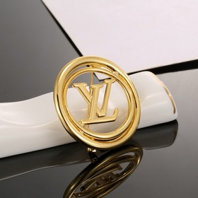 Брошь Louis Vuitton, изготовленная с высоким мастерством, предста