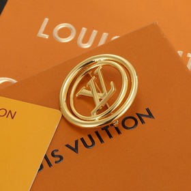 Брошь Louis Vuitton, изготовленная с высоким мастерством, предста