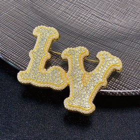 Louis Vuitton Луи Виттен представляет новую брошь виде букв, инкр