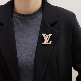 Louis Vuitton Луи Виттен представляет новую брошь с бриллиантами