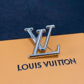 Louis Vuitton Луи Виттен представляет новую ретро-брошь в медном 