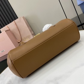 MIUMIU 24ss Осень-Зима Новая модель сумки-багета Стиль сумки в фо