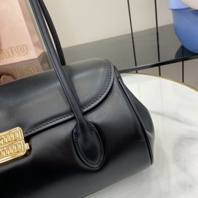 MIUMIU 24ss Осень-Зима Новая модель сумки-багета Стиль сумки в фо