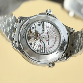 Серия Omega Seamaster 300M, с усовершенствованными деталями, таки