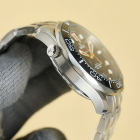 Серия Omega Seamaster 300M, с усовершенствованными деталями, таки