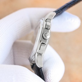 Patek Philippe впечатляет своим появлением. Диаметр циферблата 42