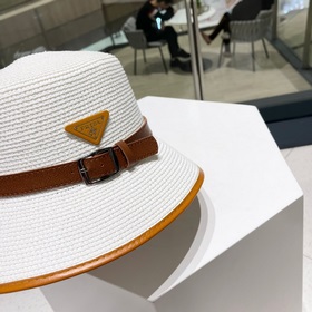 【PRADA】 Новая модель 2023 года： соломенная шляпа с кожаным ремнем