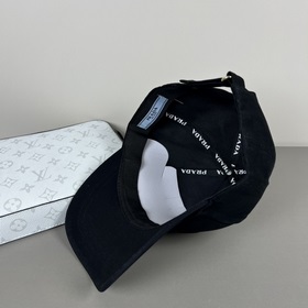 Классическая бейсболка Prada с треугольным логотипом. Универсальн