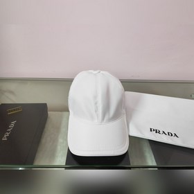 Классическая модель Prada, приятная на ощупь, изготовлена из кожи