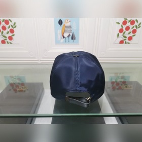 Классическая модель Prada, приятная на ощупь, изготовлена из кожи