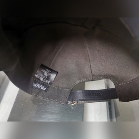 Классическая модель Prada, приятная на ощупь, изготовлена из кожи