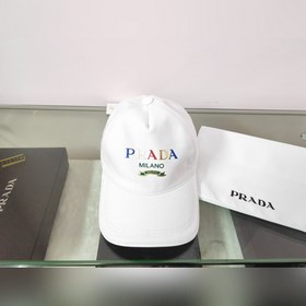 Классическая модель Prada, приятная на ощупь, изготовлена из кожи