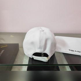 Классическая модель Prada, приятная на ощупь, изготовлена из кожи