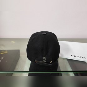 Классическая модель Prada, приятная на ощупь, изготовлена из кожи
