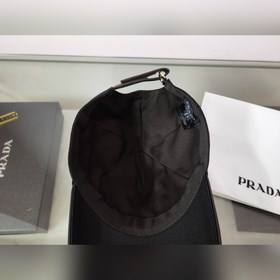 Классическая модель Prada, приятная на ощупь, изготовлена из кожи