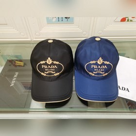 Классическая модель Prada, приятная на ощупь, изготовлена из кожи