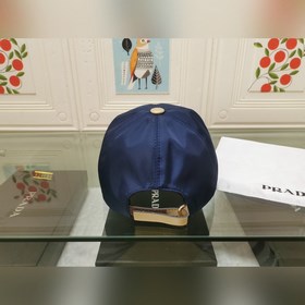 Классическая модель Prada, приятная на ощупь, изготовлена из кожи