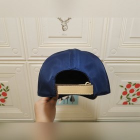 Классическая модель Prada, приятная на ощупь, изготовлена из кожи