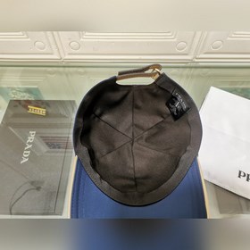 Классическая модель Prada, приятная на ощупь, изготовлена из кожи