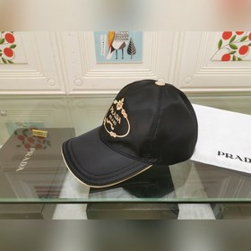 Классическая модель Prada, приятная на ощупь, изготовлена из кожи