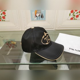 Классическая модель Prada, приятная на ощупь, изготовлена из кожи