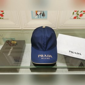 Классическая модель Prada, приятная на ощупь, изготовлена из кожи