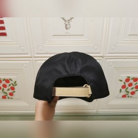 Классическая модель Prada, приятная на ощупь, изготовлена из кожи