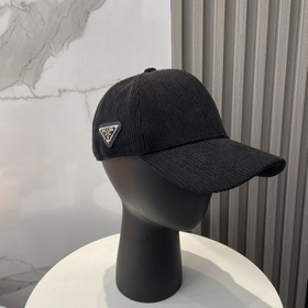 Новая осенне-зимняя бейсболка из вельвета от Prada Эта модель дей