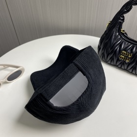 Новая осенне-зимняя бейсболка из вельвета от Prada Эта модель дей