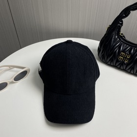 Новая осенне-зимняя бейсболка из вельвета от Prada Эта модель дей
