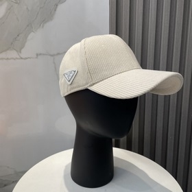 Новая осенне-зимняя бейсболка из вельвета от Prada Эта модель дей