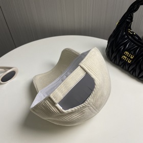 Новая осенне-зимняя бейсболка из вельвета от Prada Эта модель дей