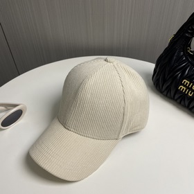 Новая осенне-зимняя бейсболка из вельвета от Prada Эта модель дей