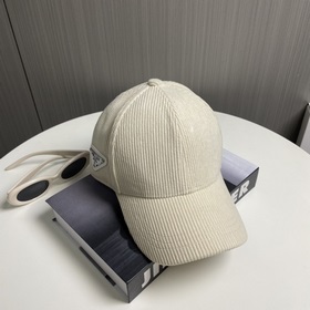 Новая осенне-зимняя бейсболка из вельвета от Prada Эта модель дей