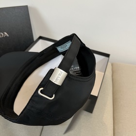 PRADA 2025 ранневесенняя модель бейсболки с жестким козырьком и т