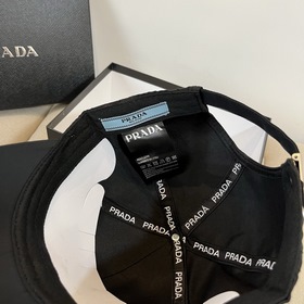 PRADA 2025 ранневесенняя модель бейсболки с жестким козырьком и т