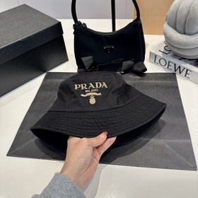 Рыбацкая шляпа Prada Оригинальный дизайн, привлекающий внимание И