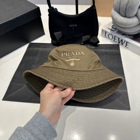 Рыбацкая шляпа Prada Оригинальный дизайн, привлекающий внимание И